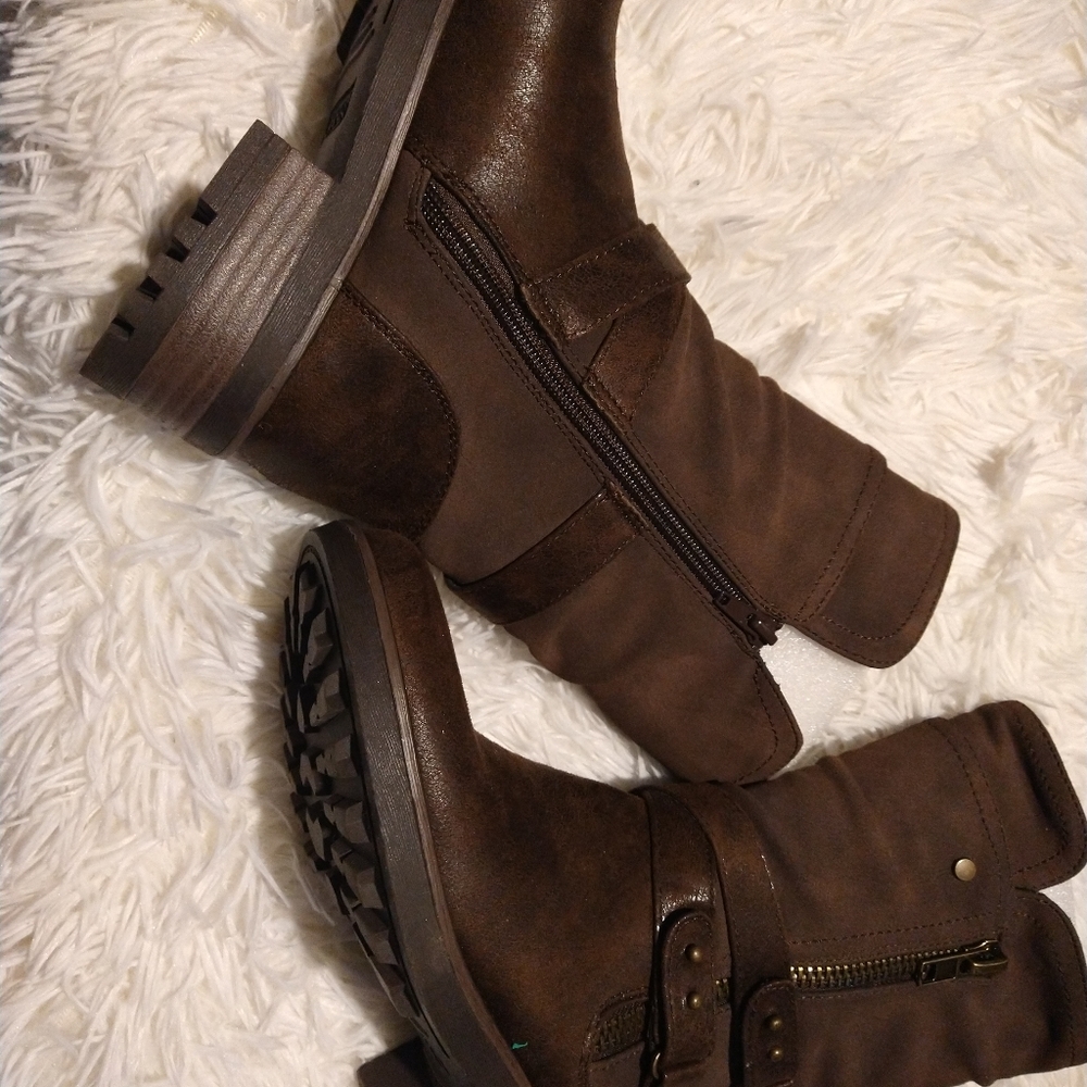 Boots size 6. Customer return. Sawyer